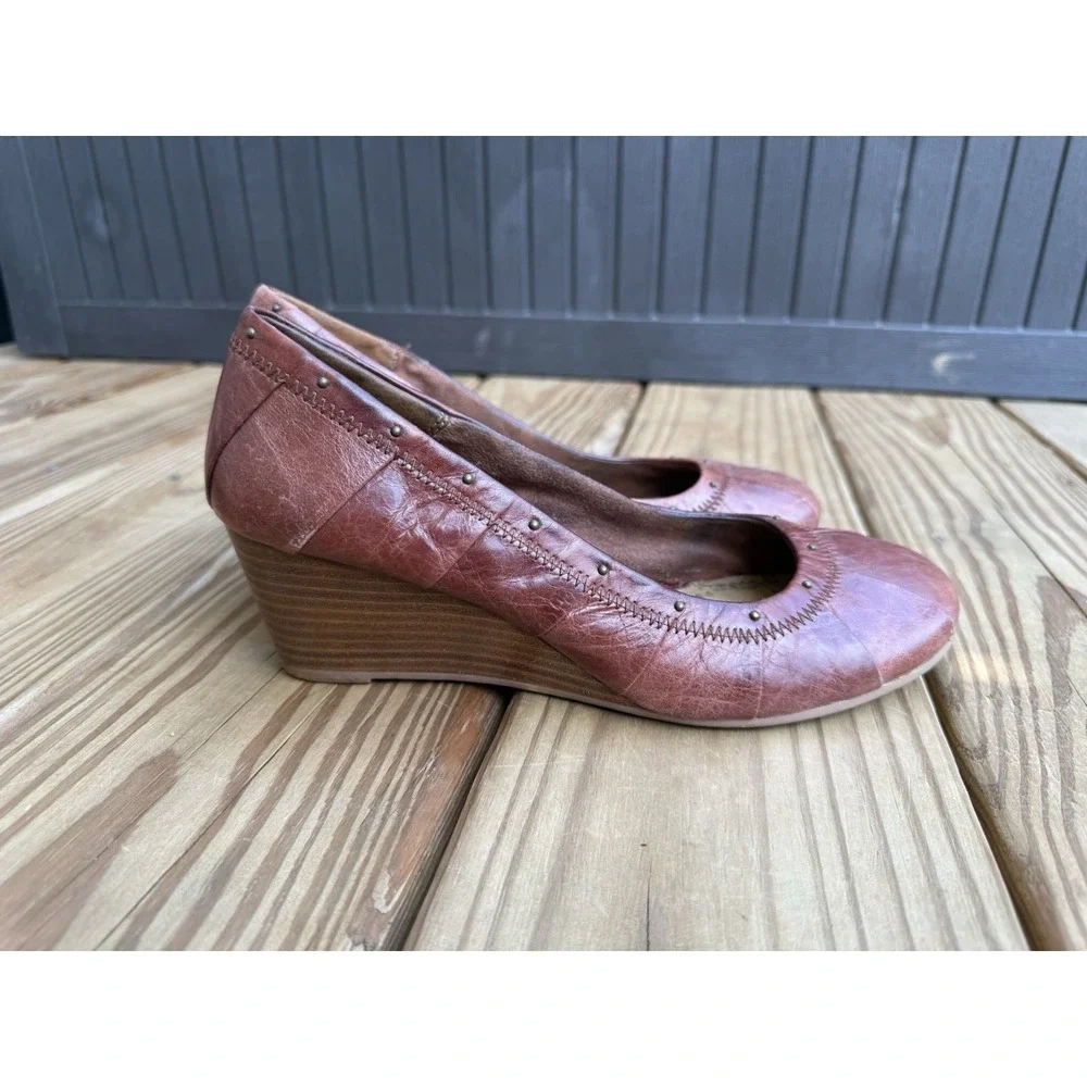 Vintage Y2K Seychelles Leather Wedge Pumps Size 8 Studded Trim Round Toe